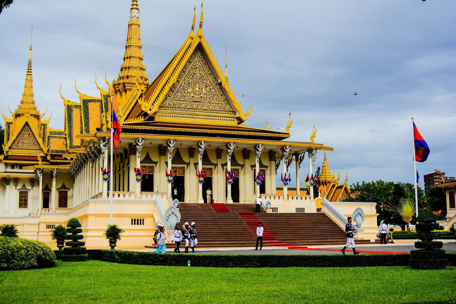 Experience Phnom Penh’s safe sites with guided tours
